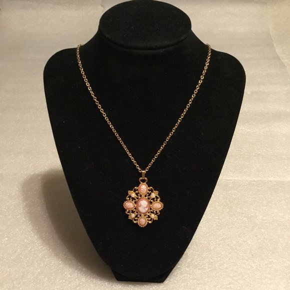 Vintage & lovely Avon cameo necklace - Picture 1 of 16